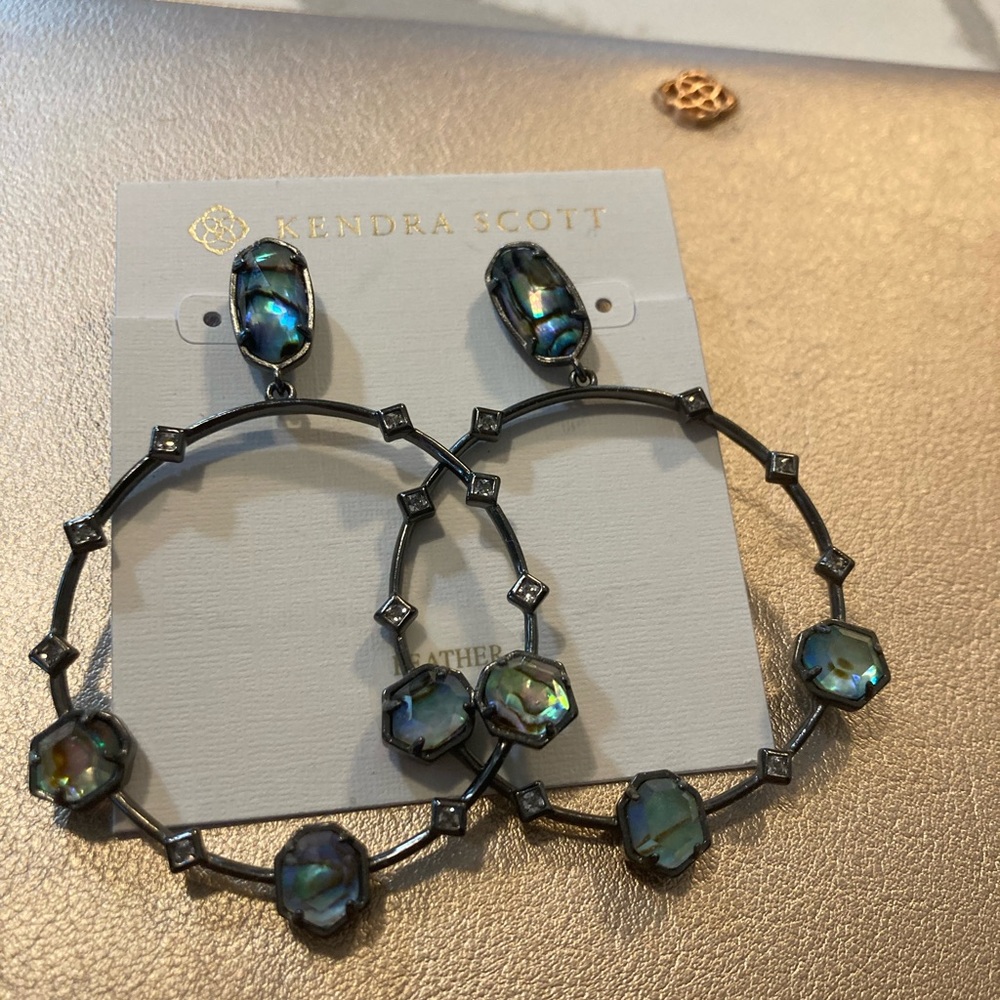 Kendra Scott Sheila’s in gunmetal with abalone stones EUC